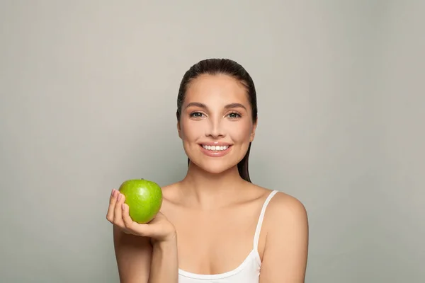 Schönheitsporträt Einer Lächelnden Jungen Frau Mit Grünem Apfel Der Nähe — Stockfoto