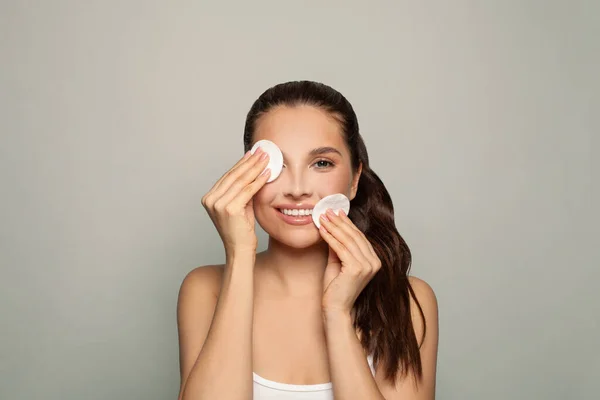 Maquillaje Quitar Linda Mujer Morena Limpiando Cara Con Almohadillas Cosméticas — Foto de Stock