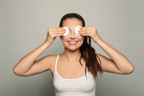 Jovem Feliz Removendo Maquiagem Com Almofadas Algodão Fundo Branco — Fotografia de Stock