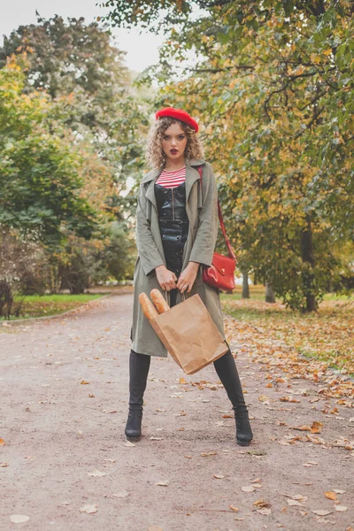 Wanita Cantik Berambut Pirang Misterius Dengan Baret Merah Dan Jaket — Stok Foto
