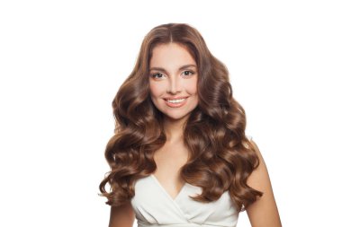 Güzel kıvırcık saç modeli. Beyaz arkaplan portresine izole edilmiş dalgalı uzun saçlı tatlı bir kadın. 