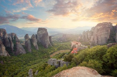 Yunanistan 'daki göktaşı manastırı, günbatımı bulutları karşısında. 