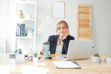 İş kadını ofisinde rüya görüyor. Tatil beklentisi