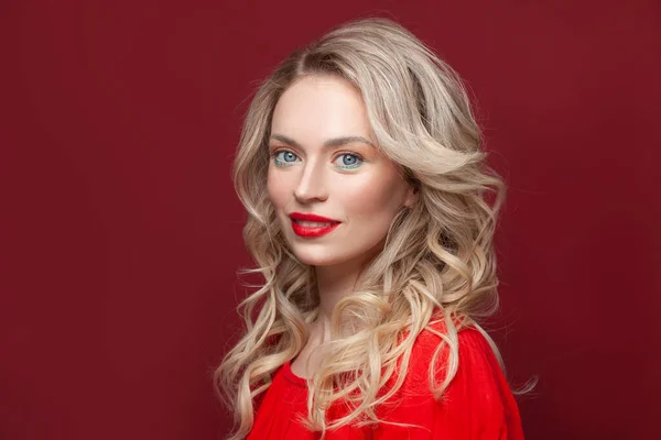 Modeporträt Einer Glücklichen Schönen Frau Auf Rotem Hintergrund — Stockfoto