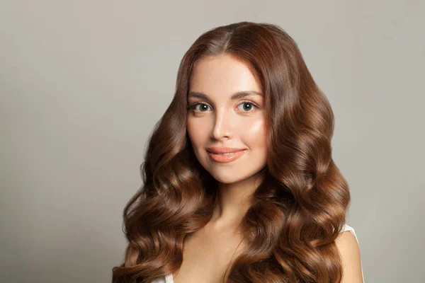 Retrato Joven Modelo Morena Hermosa Con Maquillaje Natural Peinado Ondulado — Foto de Stock
