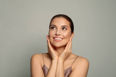 Sağlıklı, gülümseyen kaplıca modeli, temiz ciltli bir kadın.