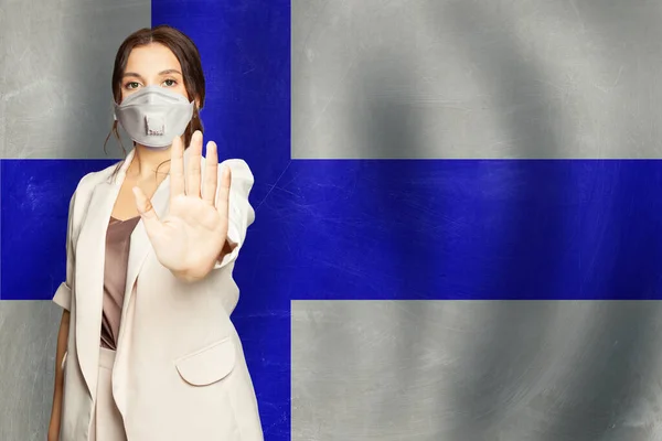Kobieta Ochronnej Masce Medycznej Pokazując Gest Stop Fladze Finlandii Tle — Zdjęcie stockowe