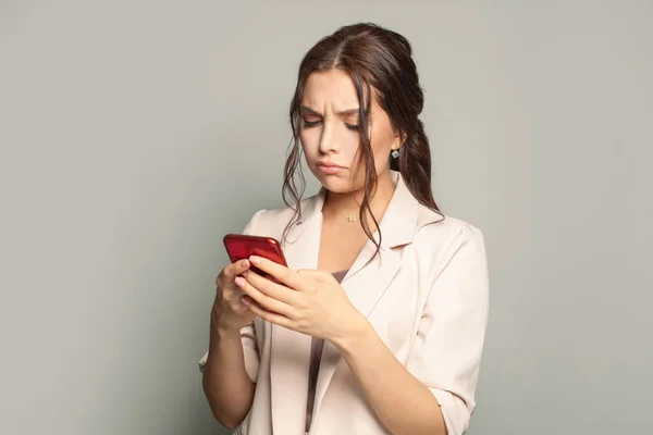 Несчастная Грустная Женщина Отправляет Сообщения Просматривает Интернет Использует Смартфон — стоковое фото