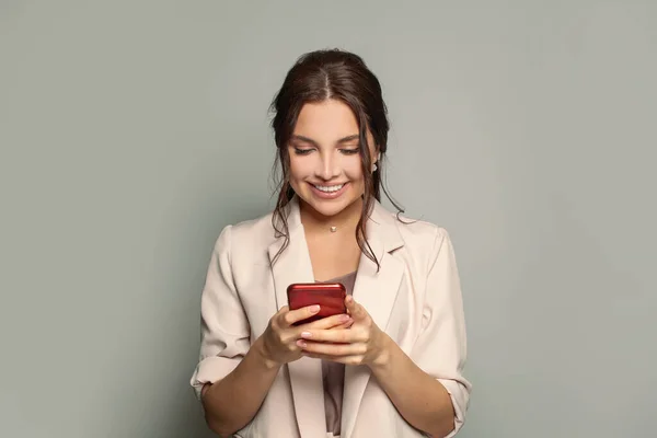 Счастливая Деловая Женщина Печатает Сообщения Смартфоне — стоковое фото