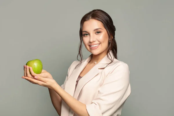 Mujer Morena Feliz Sosteniendo Manzana Verde — Foto de Stock