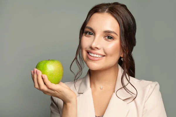 Νεαρή Όμορφη Γυναίκα Πράσινο Πορτρέτο Μήλου — Φωτογραφία Αρχείου