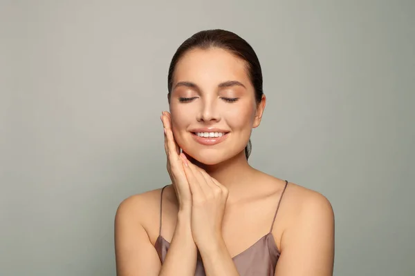 Spa Schönheitsporträt Schöne Wellness Frau Berührt Ihr Gesicht Perfekt Gesunde — Stockfoto