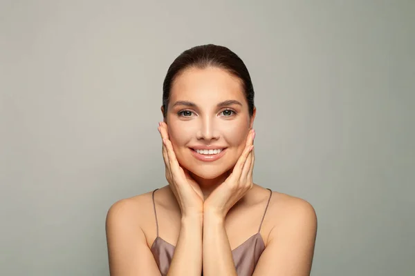 Mulher Bonita Feliz Segurando Suas Bochechas Suas Mãos Modelo Spa — Fotografia de Stock