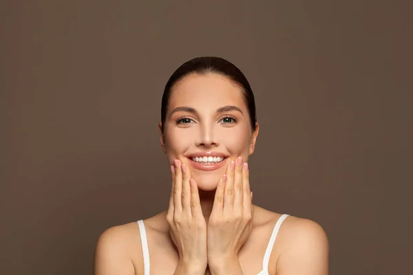 Hermosa Mujer Mostrando Sus Manos Con Manicura Perfecto Corto Manicura —  Fotos de Stock