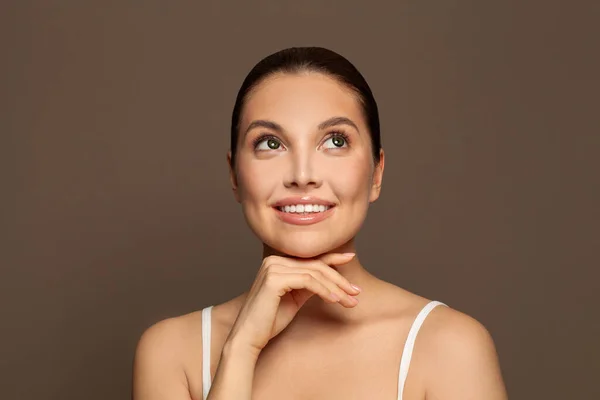 Vrolijke Vrouw Kijkt Gezichtsbehandeling Huidverzorging Kosmetologie Beauty Spa Concept — Stockfoto