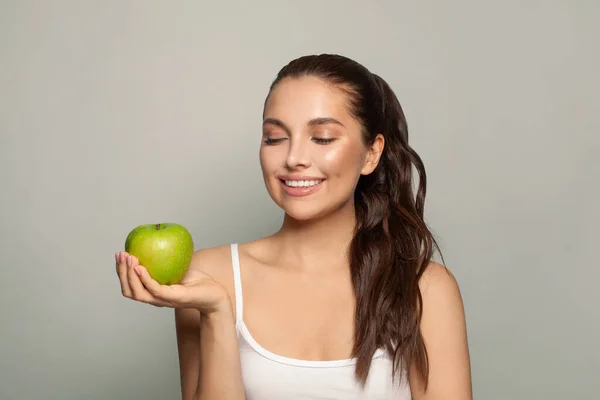 Sağlıklı Beslenme Konsepti Yeşil Elmalı Mükemmel Esmer Kadın — Stok fotoğraf