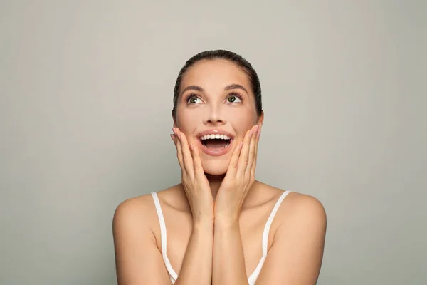 Mujer Feliz Sorprendida Con Boca Abierta Mirando Hacia Arriba Emocionado —  Fotos de Stock