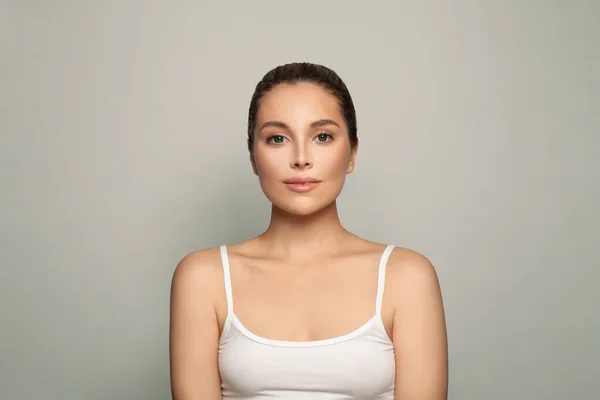 Portrét Dokonalé Ženy Zdravou Pletí Bílé Košili Péče Obličej Péče — Stock fotografie