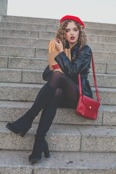 Jonge Mooie Stijlvolle Vrouw Portret Vrouw Met Lang Krullend Haar — Stockfoto