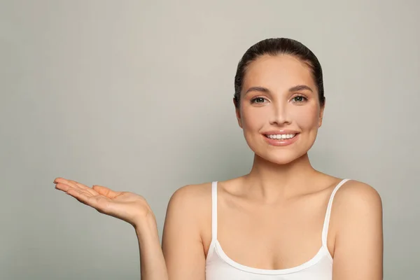 Hermosa Mujer Que Presenta Mano Abierta Vacía Sobre Fondo Blanco Imagen De Stock