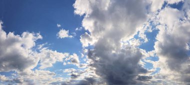 Mavi arkaplanda beyaz ve gri bulutlar