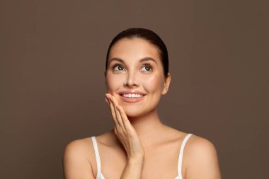 Güzel bir kadın gülümsüyor ve bakıyor, spa portresi.