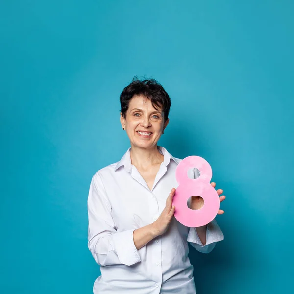 Happy Smiling Mature Woman Brunette Short Hair Holding Pink Eight — Stock Photo, Image