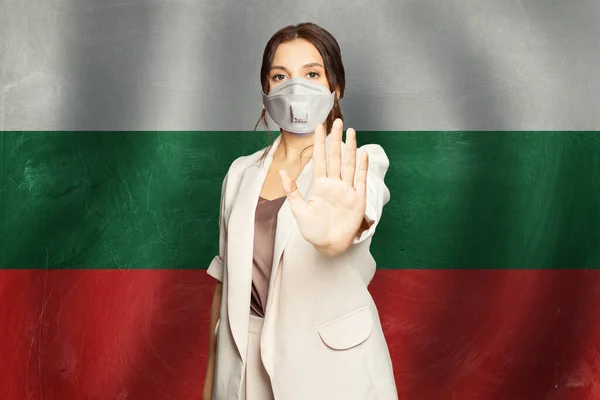 Νεαρή Γυναίκα Που Φοράει Ιατρική Προστατευτική Μάσκα Στη Σημαία Βουλγαρικής — Φωτογραφία Αρχείου