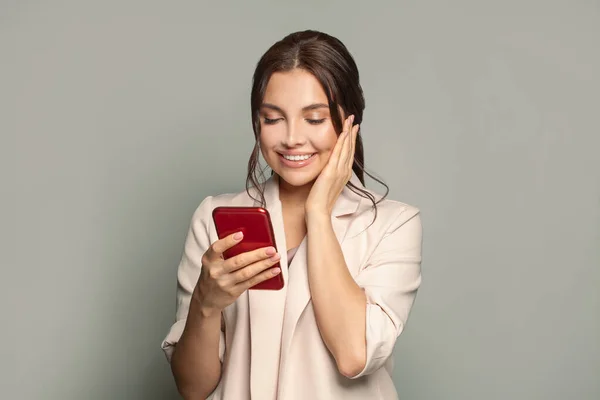 Verrast Vrouw Met Smartphone Glimlachen Gelukkig Hand Hand Buurt Wang — Stockfoto