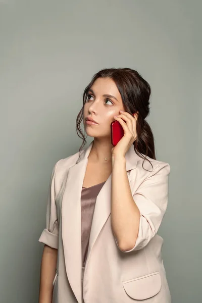 Ernstige Vrouw Pak Telefoon Grijze Achtergrond — Stockfoto