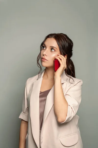 Mujer Seria Traje Teléfono Sobre Fondo Gris —  Fotos de Stock