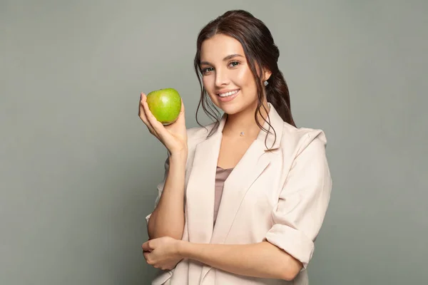 Jovencita Sonriente Con Manzana Alimento Saludable — Foto de Stock