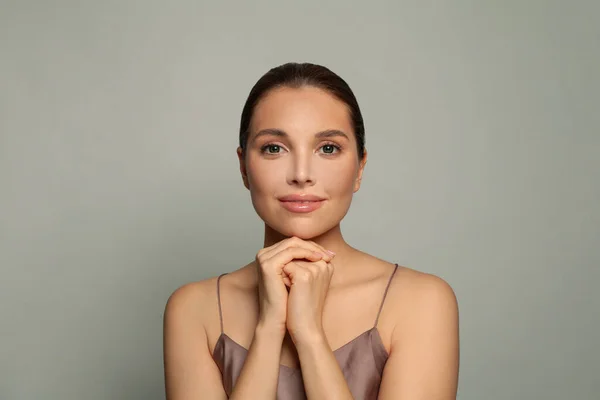 Mulher Bonita Com Pele Limpa Fresca Tratamento Facial Cosmetologia Beleza — Fotografia de Stock