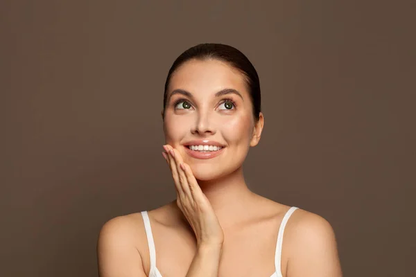 Leuke Vrouw Lachend Omhoog Kijkend Spa Portret — Stockfoto