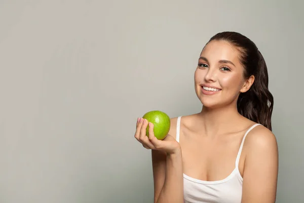 Mujer Bonita Con Dientes Sanos Sosteniendo Manzana Verde Sobre Fondo —  Fotos de Stock