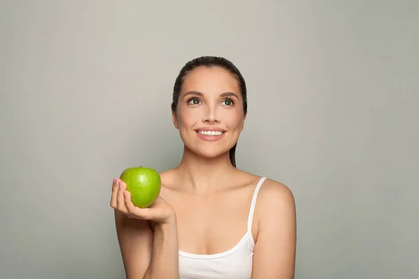 Beyaz Arka Planda Yeşil Elmalı Gülümseyen Genç Bir Kadın — Stok fotoğraf