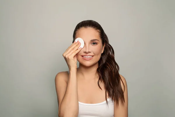 Hermosa Mujer Con Almohadilla Algodón Estudio — Foto de Stock