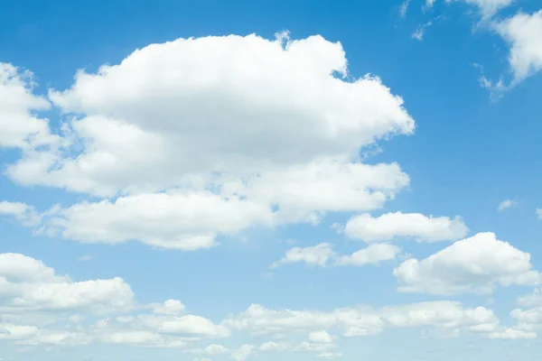 白い雲と明るい色鮮やかな青空 — ストック写真