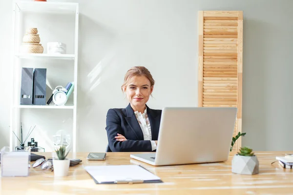 Gelukkig Glimlachende Zakenvrouw Met Armen Gekruist Met Laptop Stockfoto