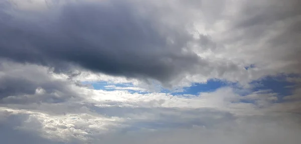 Graue Wolken Auf Blauem Himmel Hintergrund — Stockfoto