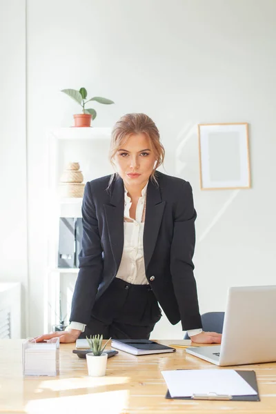 Confident Business Woman Laptop Looking Camera While Leaning Desk Creative — ストック写真
