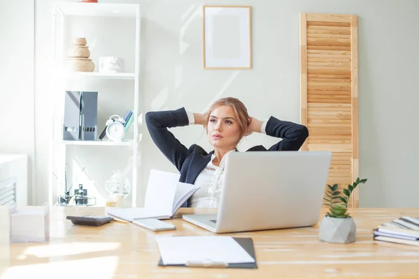 Business Woman Relaxing Her Office — Stockfoto