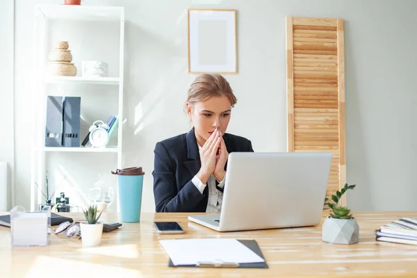 Business Woman Solves Business Problem Waits Message — Stockfoto