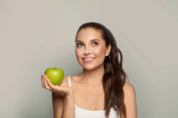 Attractive Woman Looking Holding Green Apple Gray Background — ストック写真