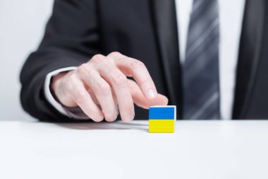 Ukrayna kavramını destekle, kurtar ve yardım et. Erkek el Ukrayna 'nın sembolünü gösterir ve seçer