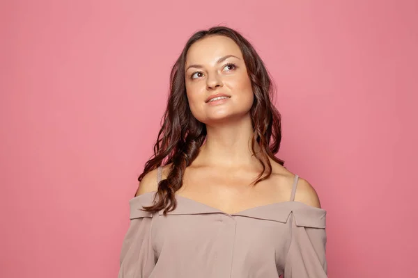 Jovem Mulher Modelo Bonita Olhando Para Cima Fundo Rosa — Fotografia de Stock