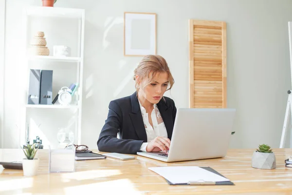 Smart Businesswoman Using Laptop Workspace — Stockfoto