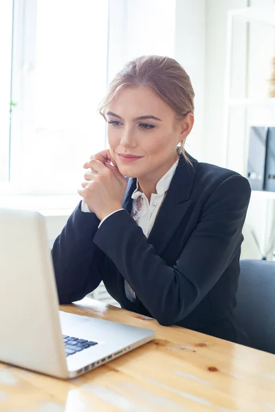 Smiling Businesswoman Sitting Her Desk Working Laptop — Foto de Stock