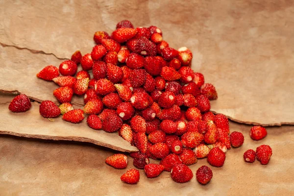 Red Wild Strawberry Brown Wooden Background — Foto de Stock