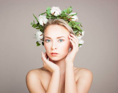 Mükemmel Model kadın sağlıklı cilt ve pamuk çiçeklerle. Kozmetik ve bitkisel tedavi kavramı